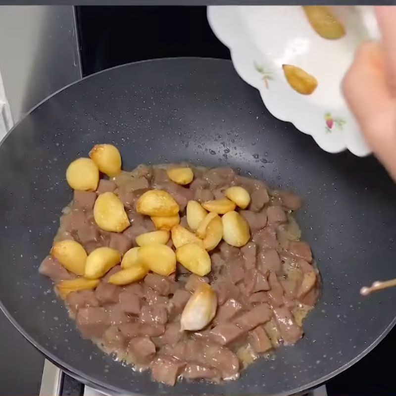 Bước 3 Xào thịt bê Bê cháy tỏi