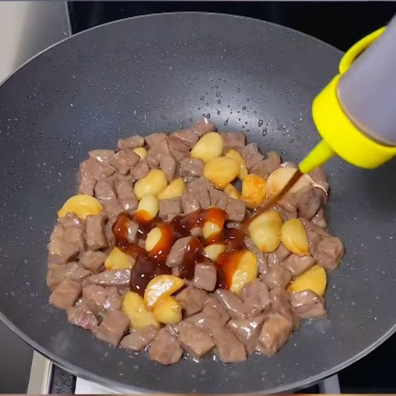 Bước 3 Xào thịt bê Bê cháy tỏi