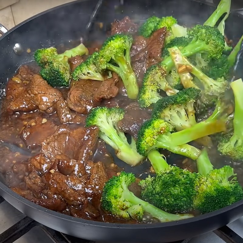 Bước 5 Xào thịt bò với súp lơ Bò xào súp lơ (bông cải xanh)