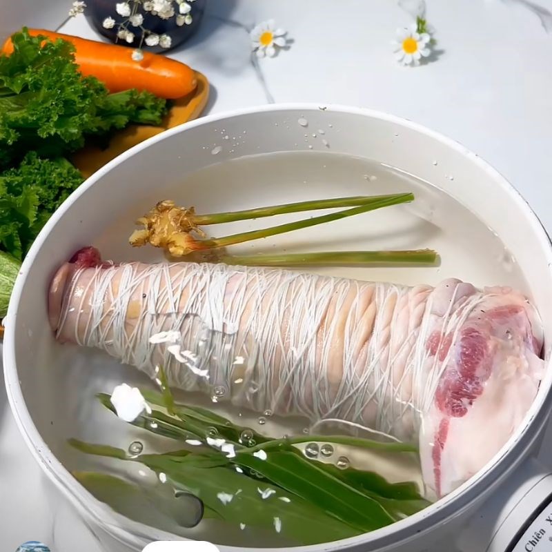 Bước 3 Luộc lõi rùa cuốn tai heo Lõi rùa