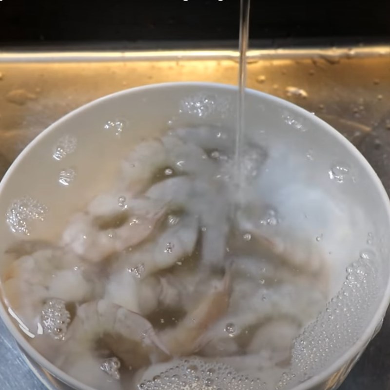 Bước 3 Ngâm tôm thuỷ tinh Tôm thuỷ tinh