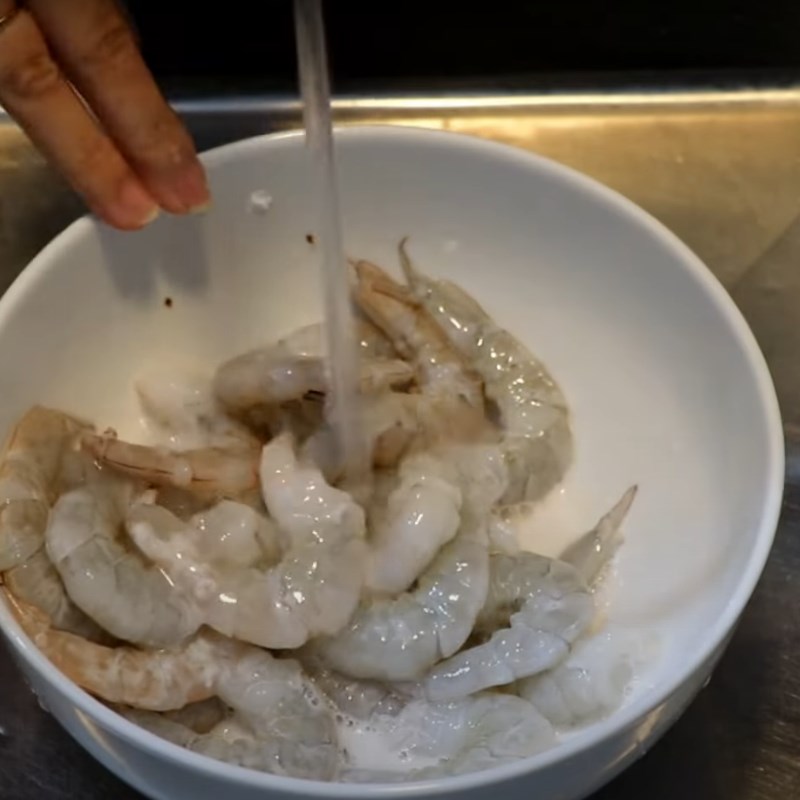 Bước 3 Ngâm tôm thuỷ tinh Tôm thuỷ tinh