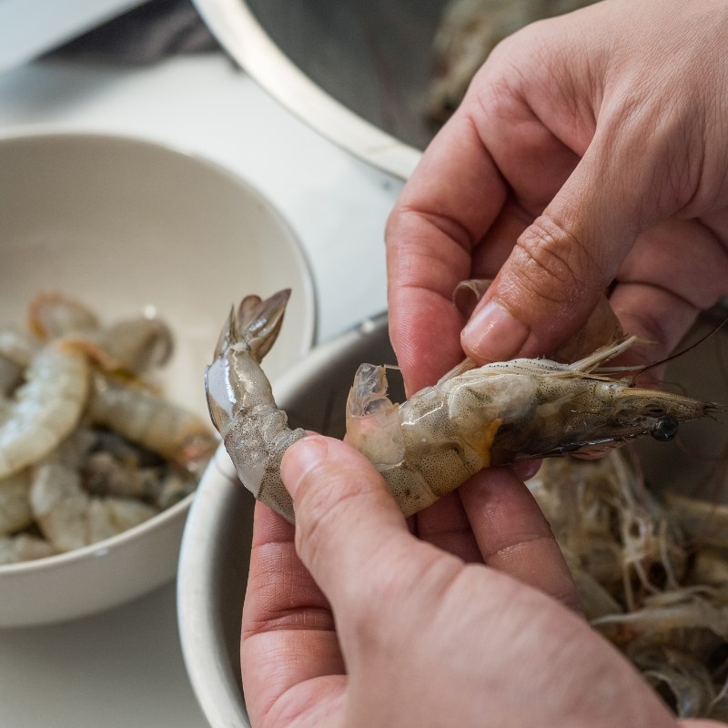 Bước 1 Sơ chế tôm Tôm thuỷ tinh