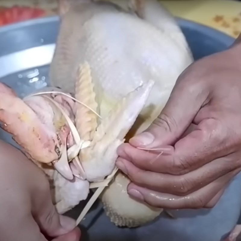Bước 3 Buộc gà cánh tiên Gà cánh tiên