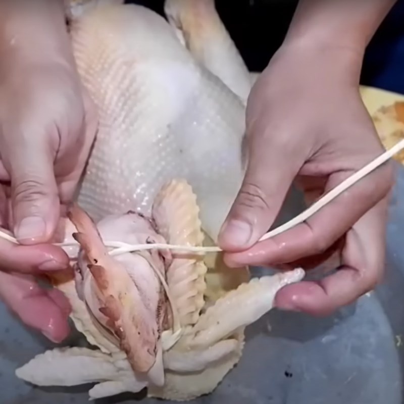 Bước 3 Buộc gà cánh tiên Gà cánh tiên