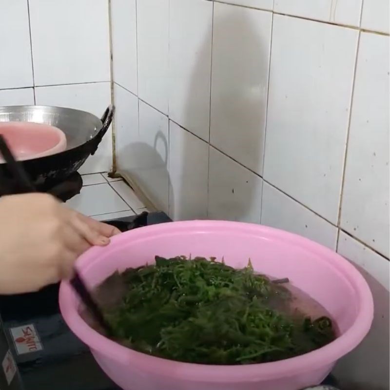 Bước 2 Chần rau dớn Nộm rau dớn