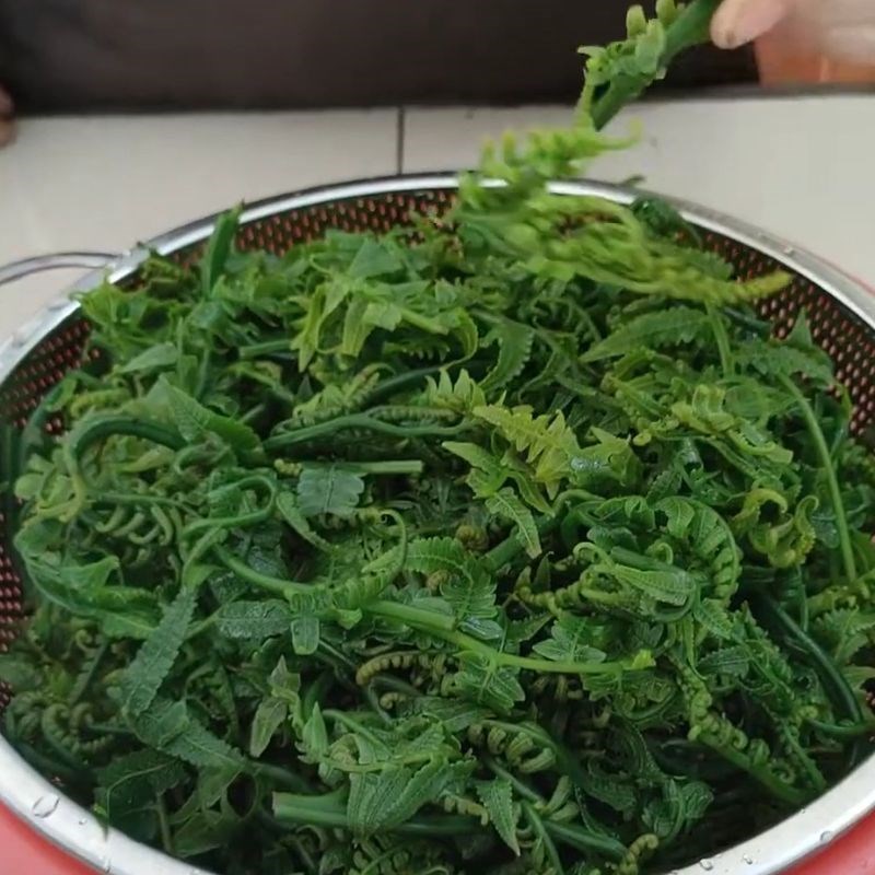 Bước 2 Chần rau dớn Nộm rau dớn
