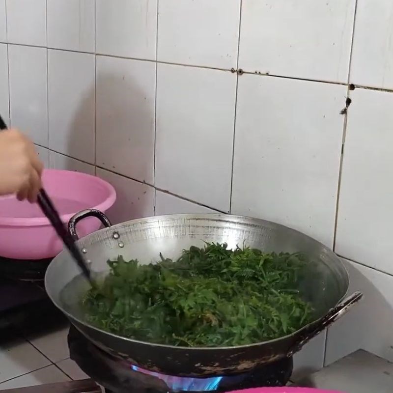 Bước 2 Chần rau dớn Nộm rau dớn