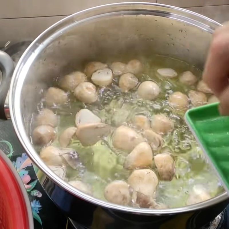 Bước 2 Chần sơ các loại rau củ Mực né