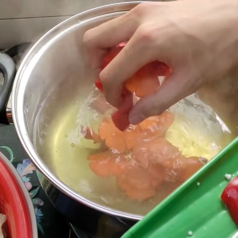 Bước 2 Chần sơ các loại rau củ Mực né