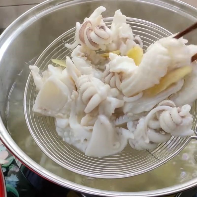 Bước 2 Chần sơ các loại rau củ Mực né