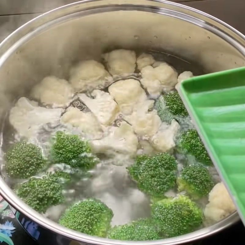Bước 2 Chần sơ các loại rau củ Mực né