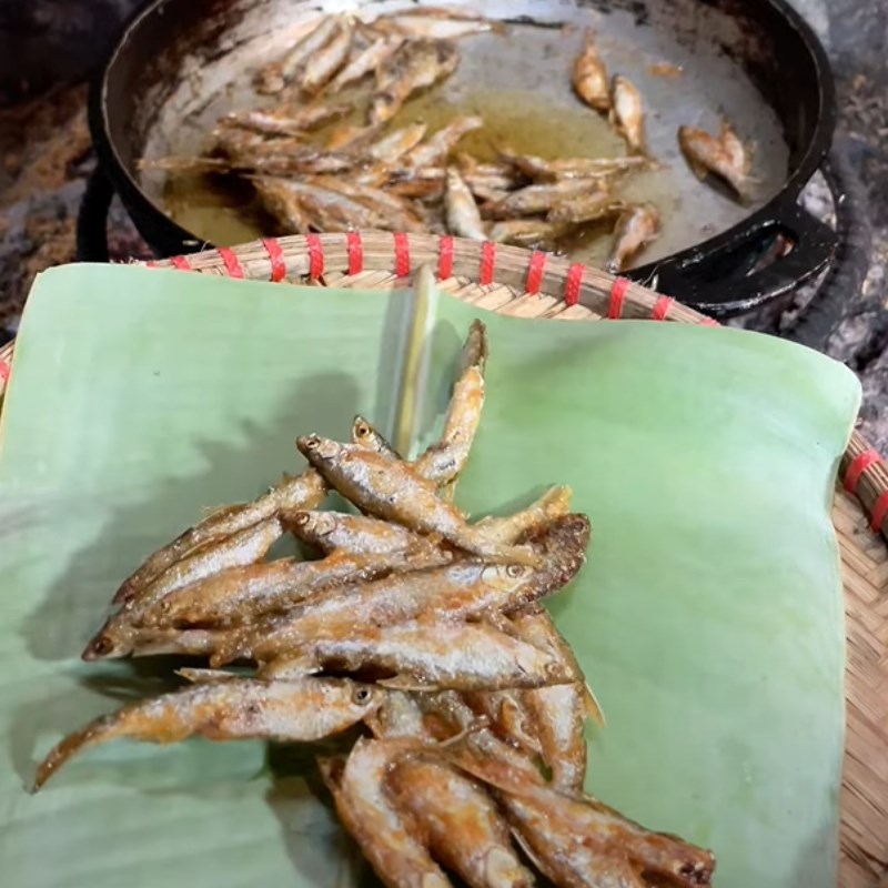 Bước 2 Chiên cá mương Cá  mương chiên giòn