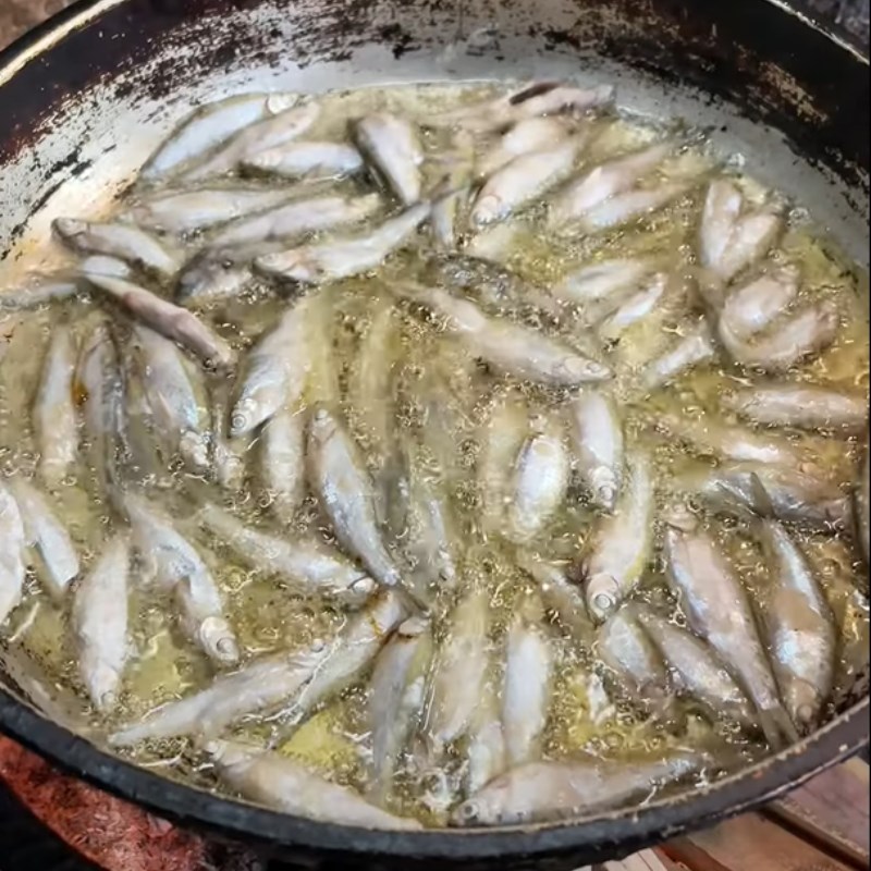 Bước 2 Chiên cá mương Cá  mương chiên giòn