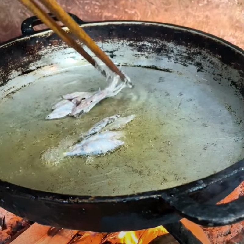 Bước 2 Chiên cá mương Cá  mương chiên giòn