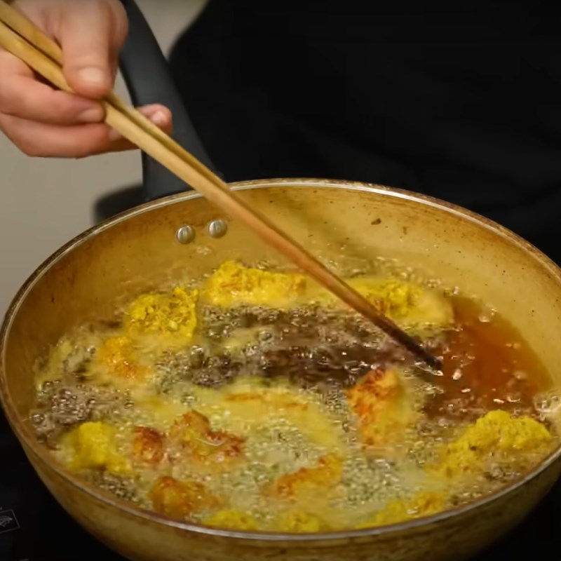 Bước 3 Chiên thịt lợn Thịt lợn chiên riềng