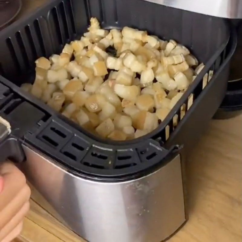 Bước 2 Chiên tóp mỡ Cách làm tóp mỡ bằng nồi chiên không dầu