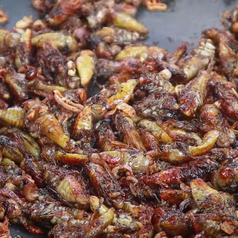 Bước 3 Chiên ve sầu Ve sầu chiên giòn