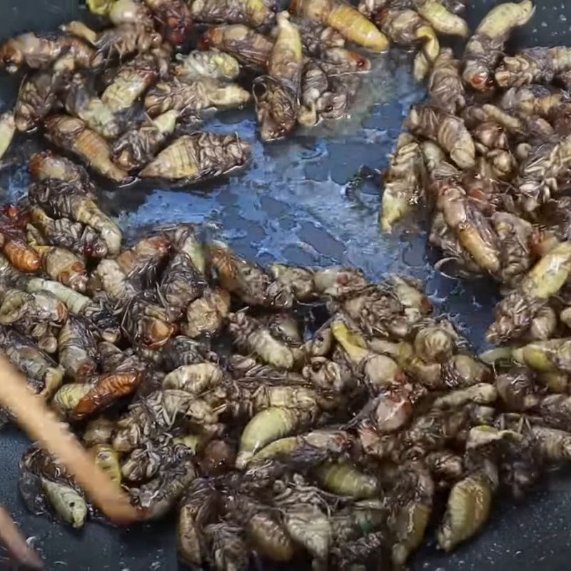 Bước 3 Chiên ve sầu Ve sầu chiên giòn