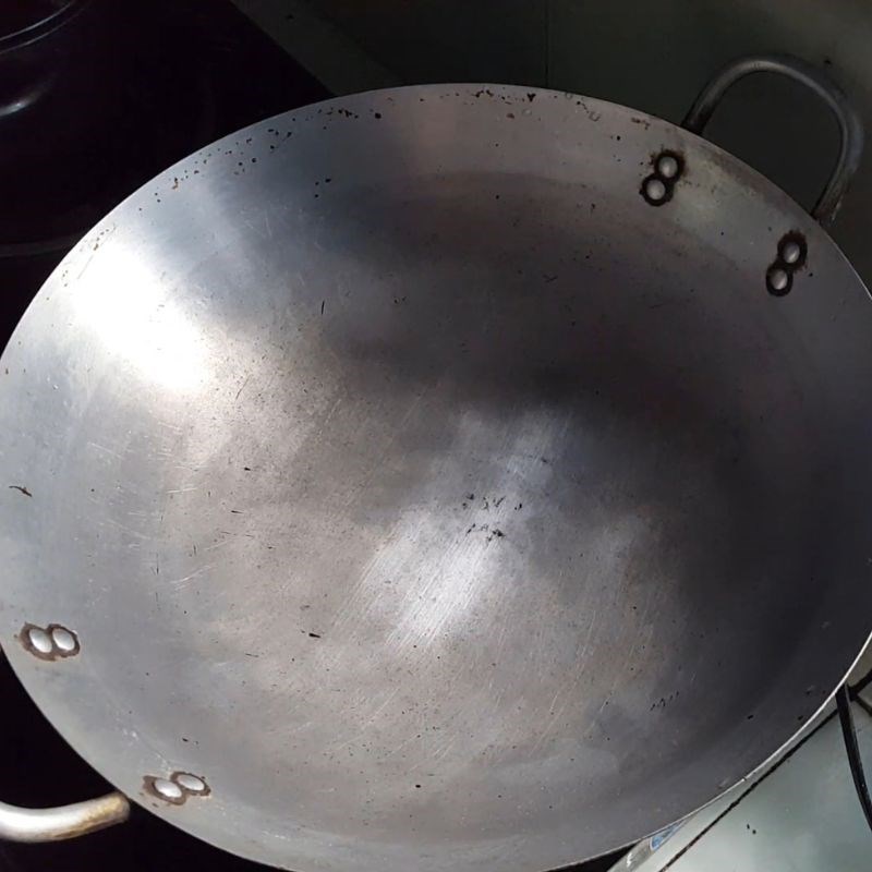 Bước 1 Chờ chảo nóng Cách làm tan đường thốt nốt