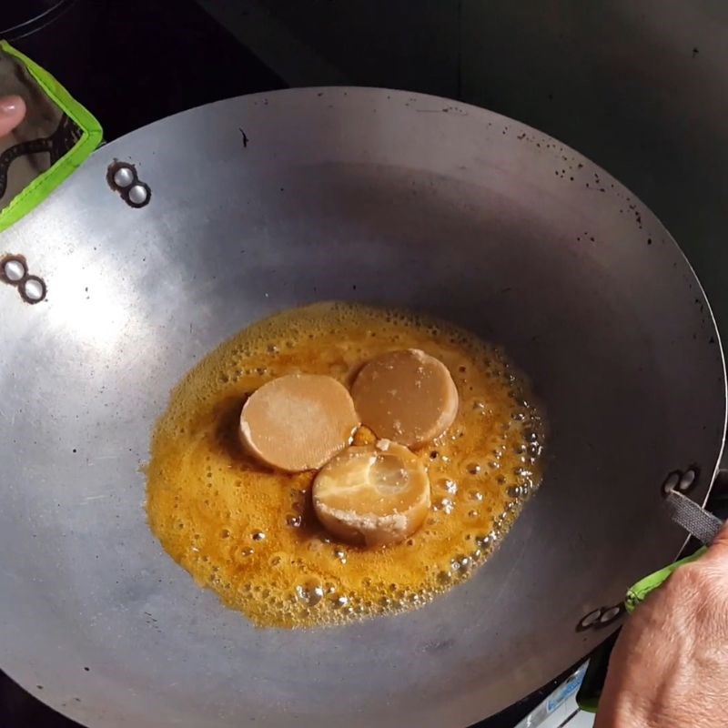 Bước 2 Cho đường thốt nốt vào Cách làm tan đường thốt nốt