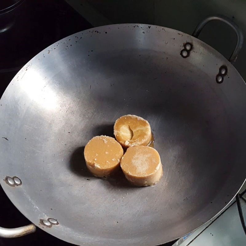 Bước 2 Cho đường thốt nốt vào Cách làm tan đường thốt nốt