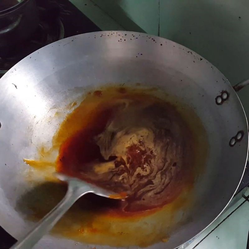 Bước 3 Cho nước dừa vào Cách làm tan đường thốt nốt