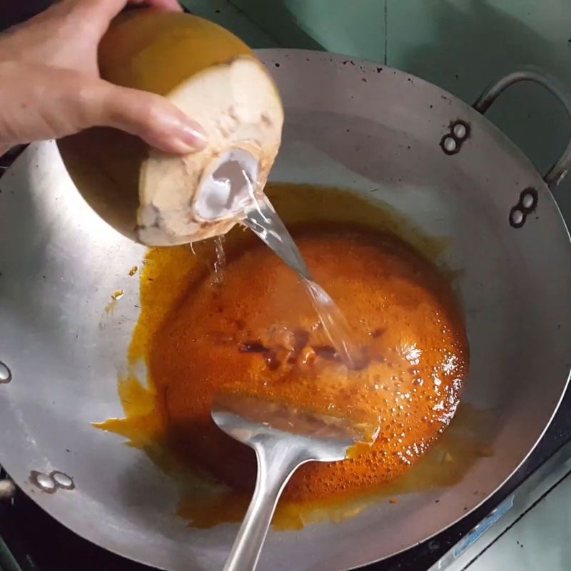 Bước 3 Cho nước dừa vào Cách làm tan đường thốt nốt