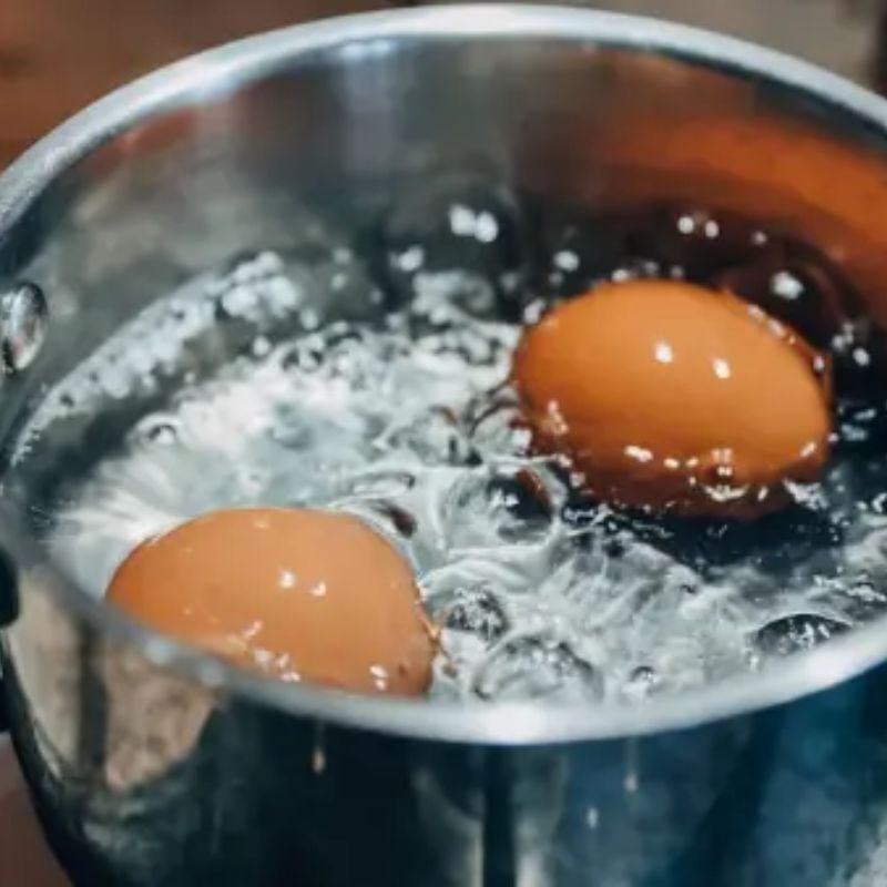 Bước 2 Chuẩn bị trứng Mì udon trộn