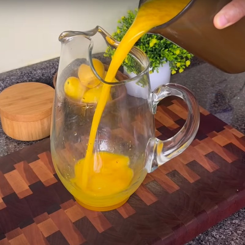 Bước 2 Ép nước củ quả Ginger shot với thơm, cam và nghệ