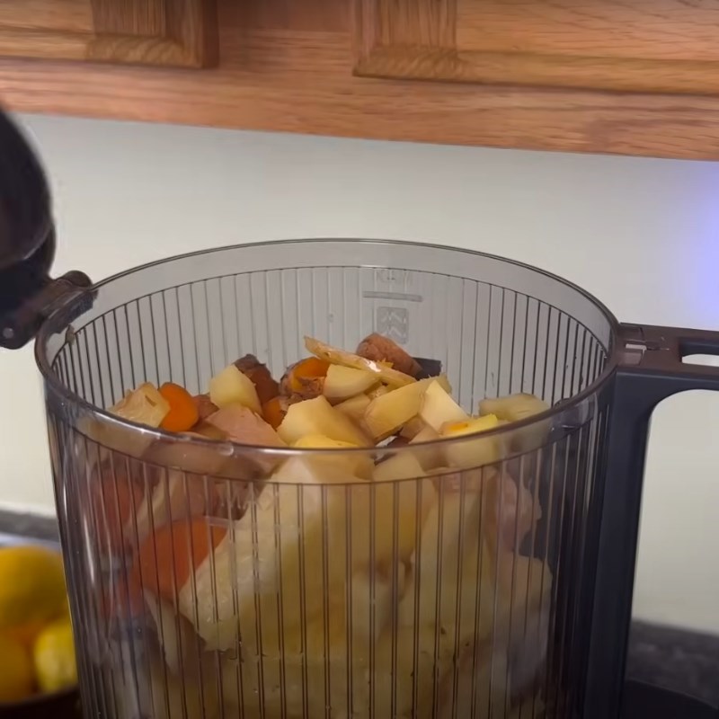 Bước 2 Ép nước củ quả Ginger shot với thơm, cam và nghệ