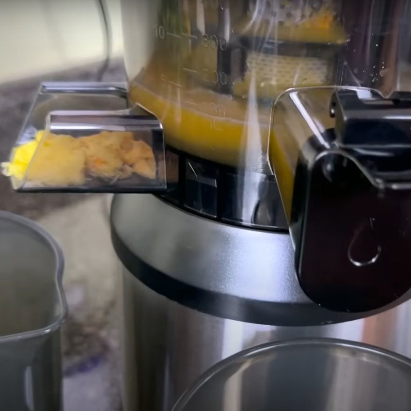 Bước 2 Ép nước củ quả Ginger shot với thơm, cam và nghệ