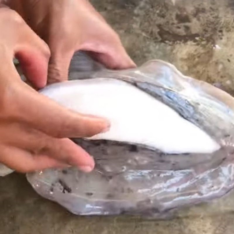 Bước 1 Làm sạch bụng Cách làm mực nang