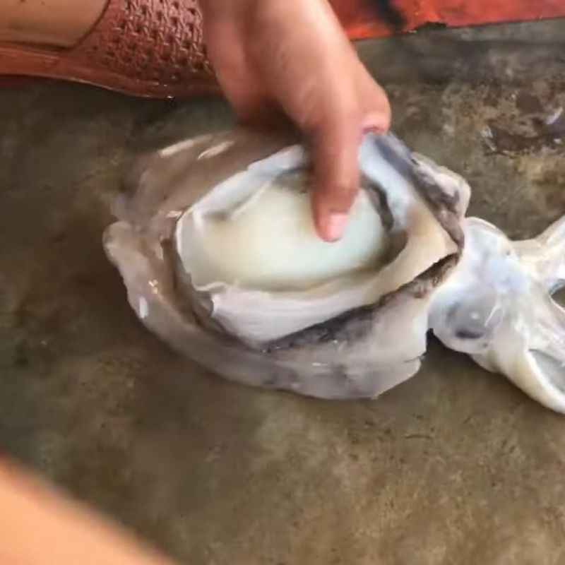 Bước 2 Làm sạch túi mực Cách làm mực nang