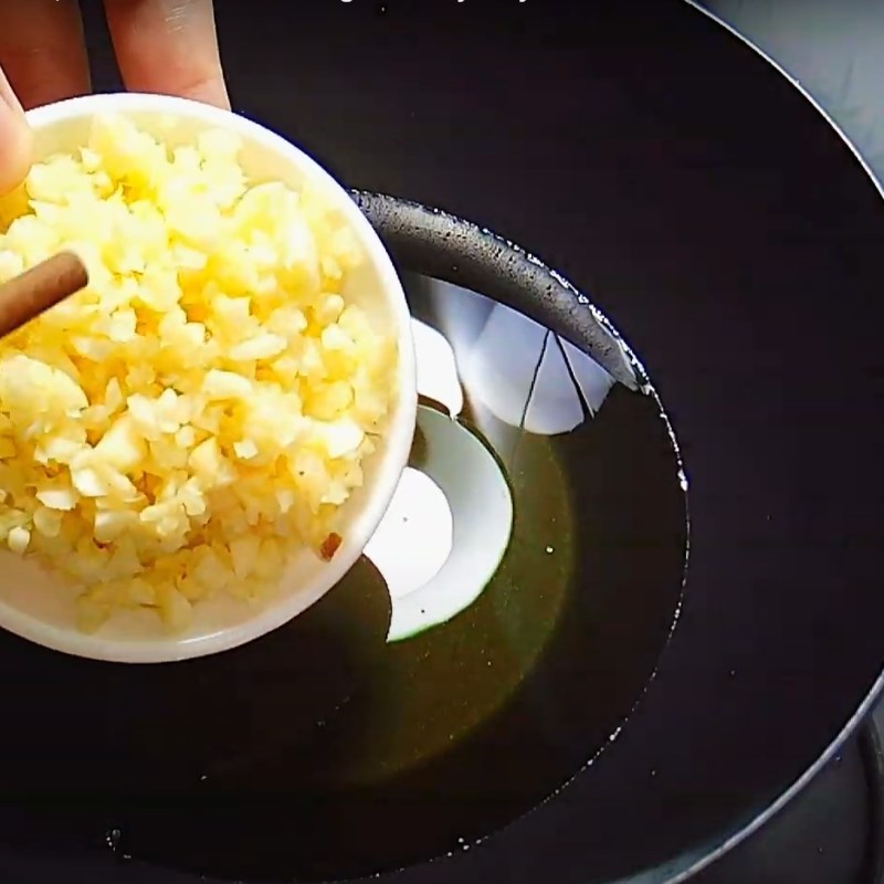 Bước 3 Làm tỏi phi Sụn gà cháy tỏi