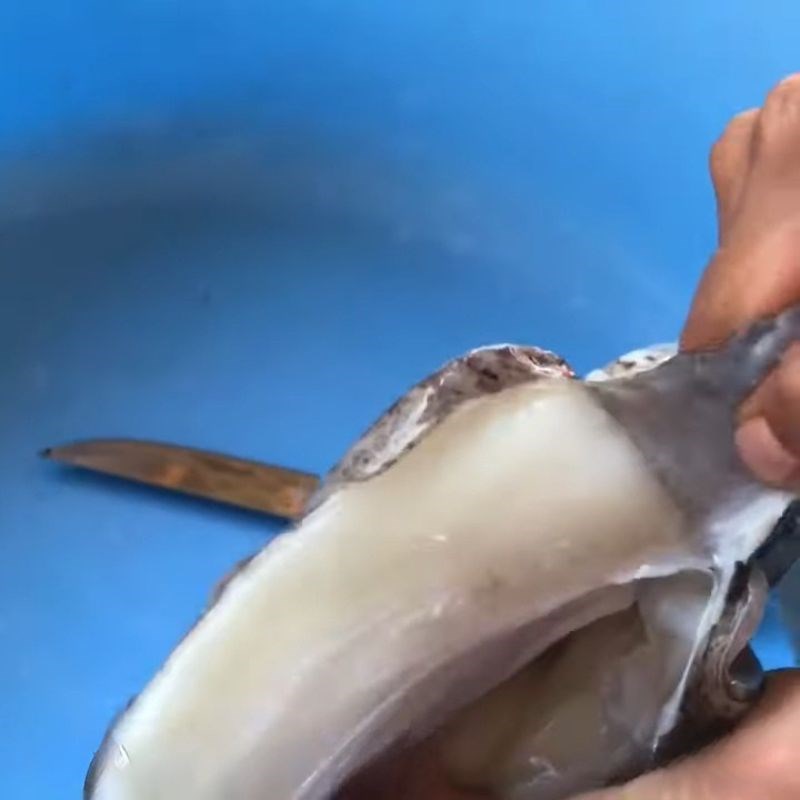 Bước 3 Lột da mực Cách làm mực nang