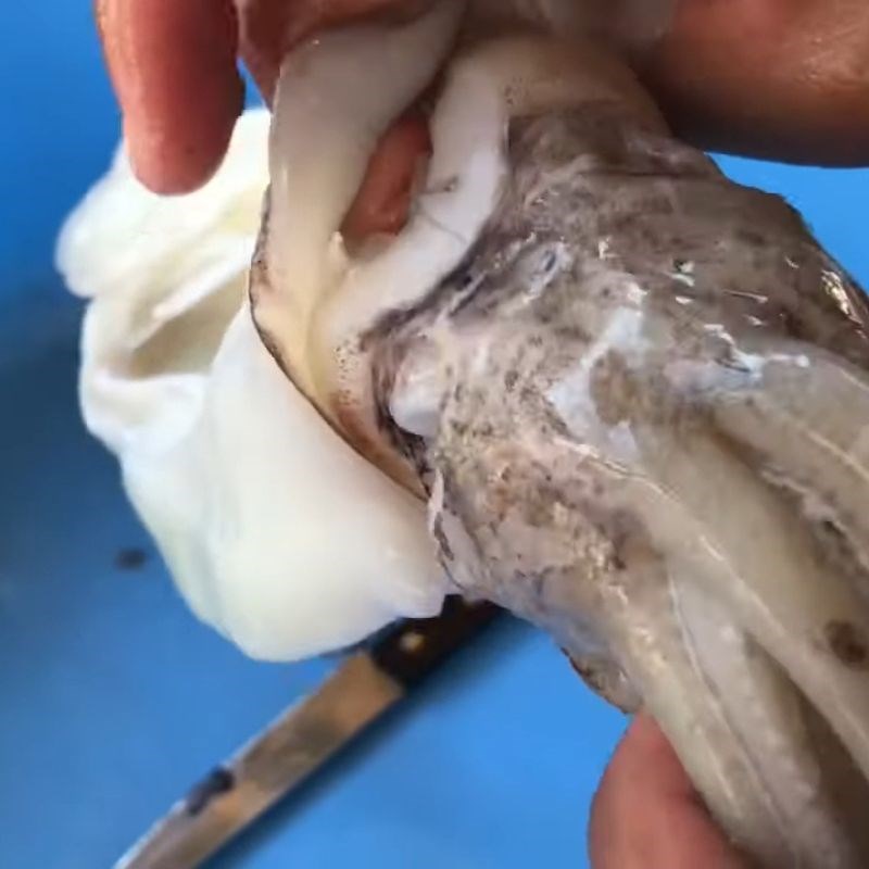 Bước 3 Lột da mực Cách làm mực nang