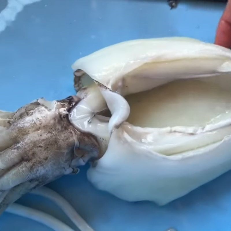 Bước 3 Lột da mực Cách làm mực nang
