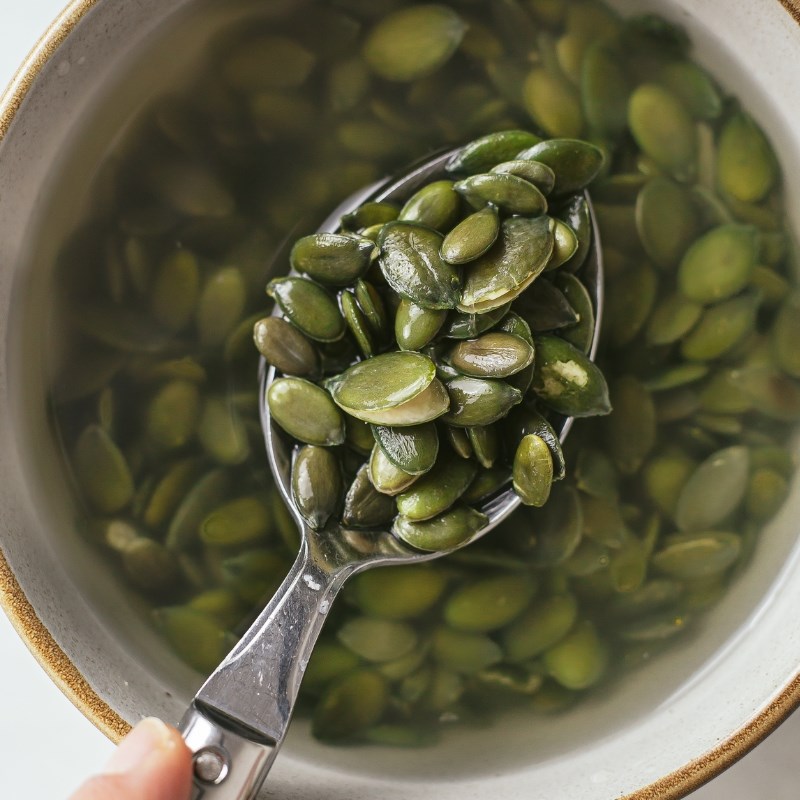 Bước 1 Ngâm hạt bí Sữa hạt bí