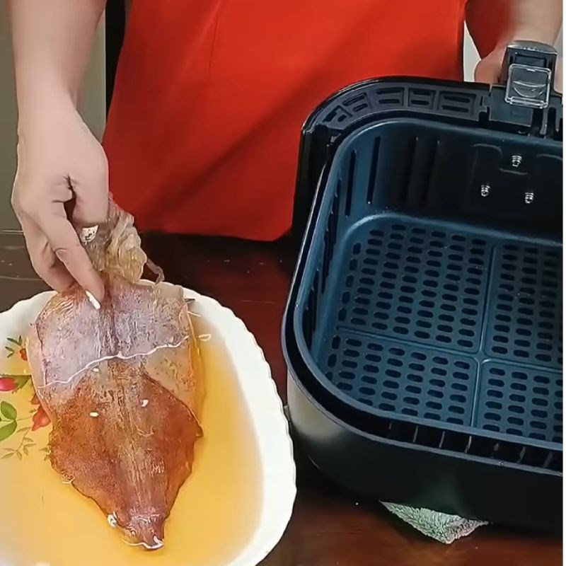 Bước 1 Ngâm khô mực với bia Cách nướng mực khô bằng nồi chiên không dầu