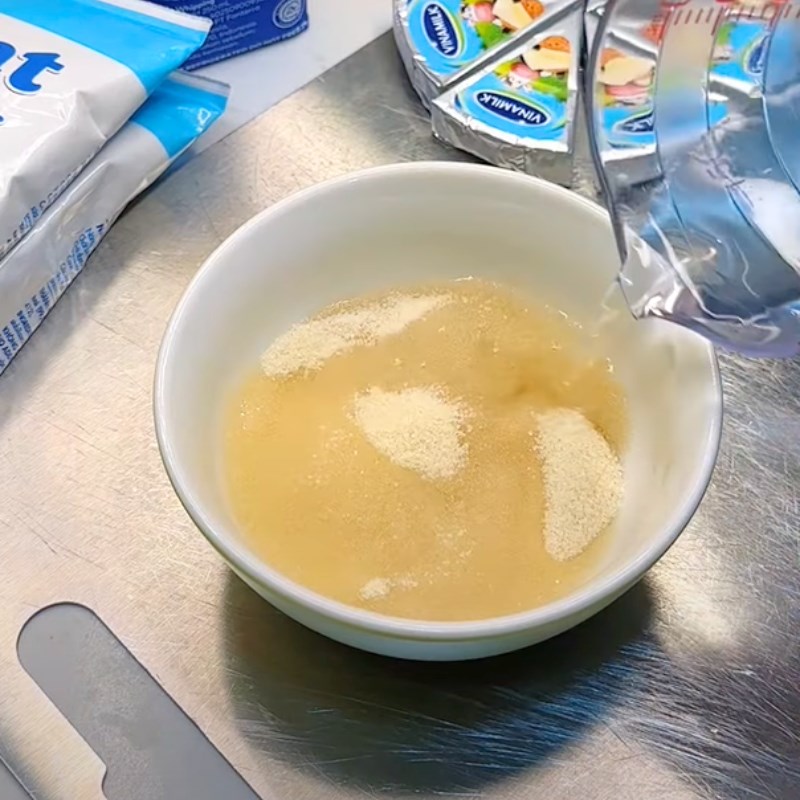 Bước 1 Ngâm nở gelatin Cheese ball nhân phô mai con bò cười
