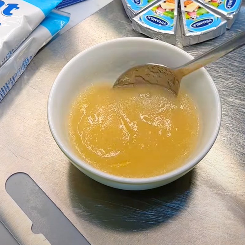 Bước 1 Ngâm nở gelatin Cheese ball nhân phô mai con bò cười
