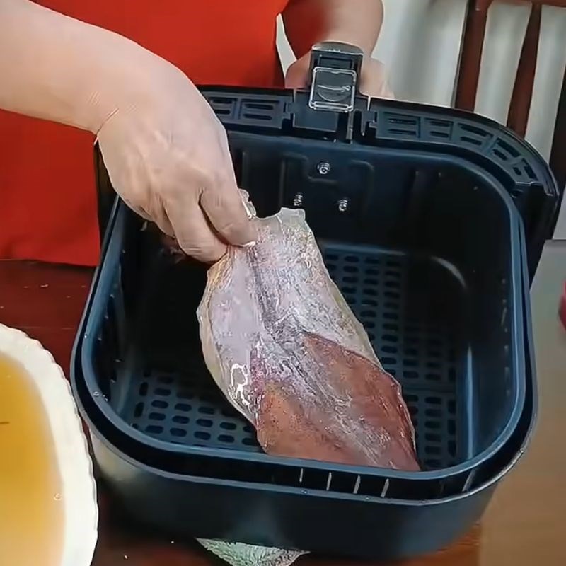 Bước 2 Nướng mực bằng nồi chiên Cách nướng mực khô bằng nồi chiên không dầu