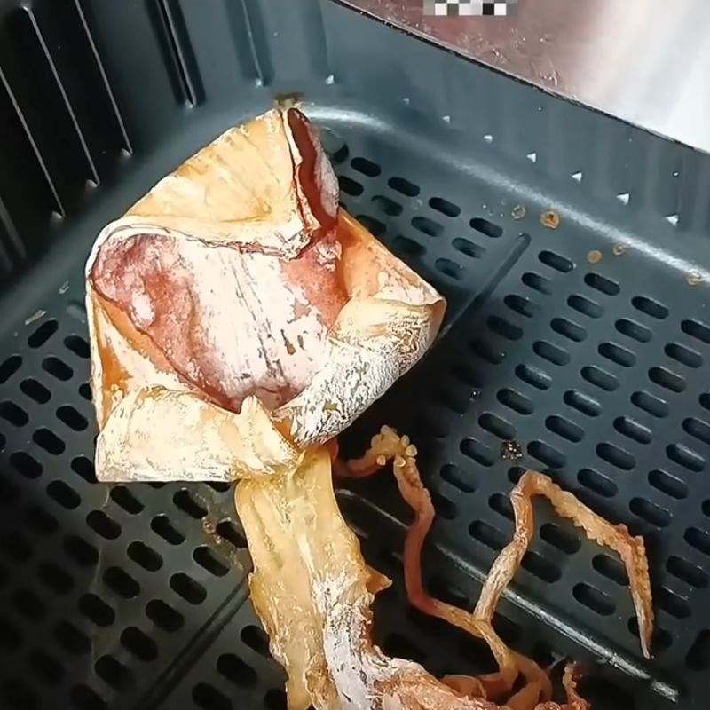 Bước 2 Nướng mực bằng nồi chiên Cách nướng mực khô bằng nồi chiên không dầu