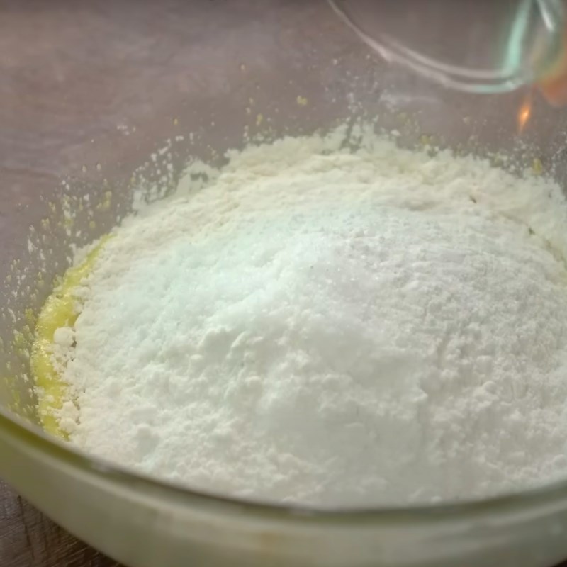 Bước 1 Pha bột Xúc xích phô mai chiên