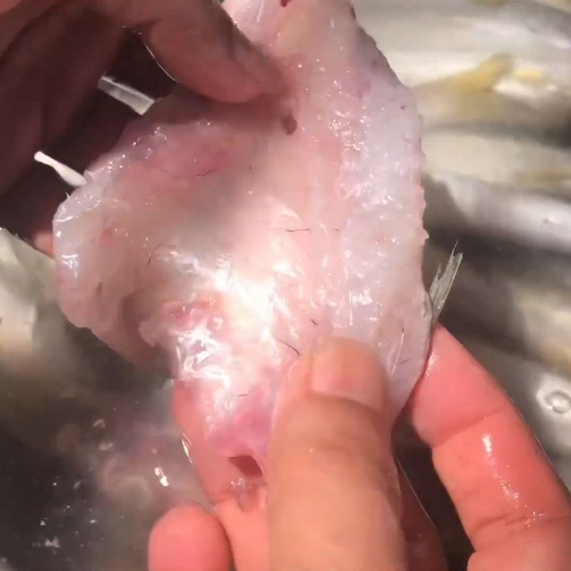 Bước 3 Rửa cá Cá nhồng 1 nắng