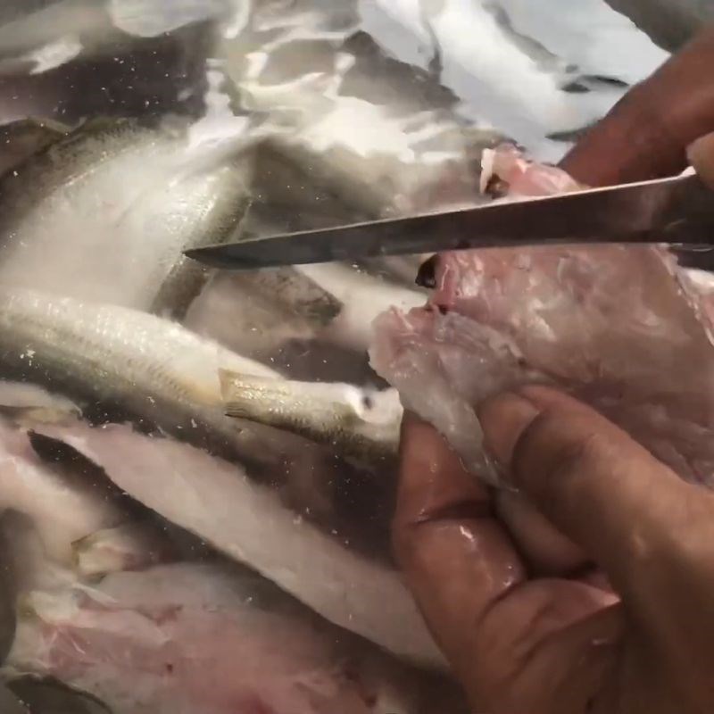 Bước 3 Rửa cá Cá nhồng 1 nắng
