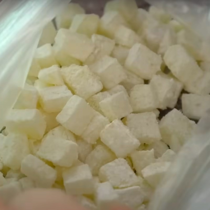 Bước 3 Sơ chế các nguyên liệu khác Xúc xích phô mai chiên