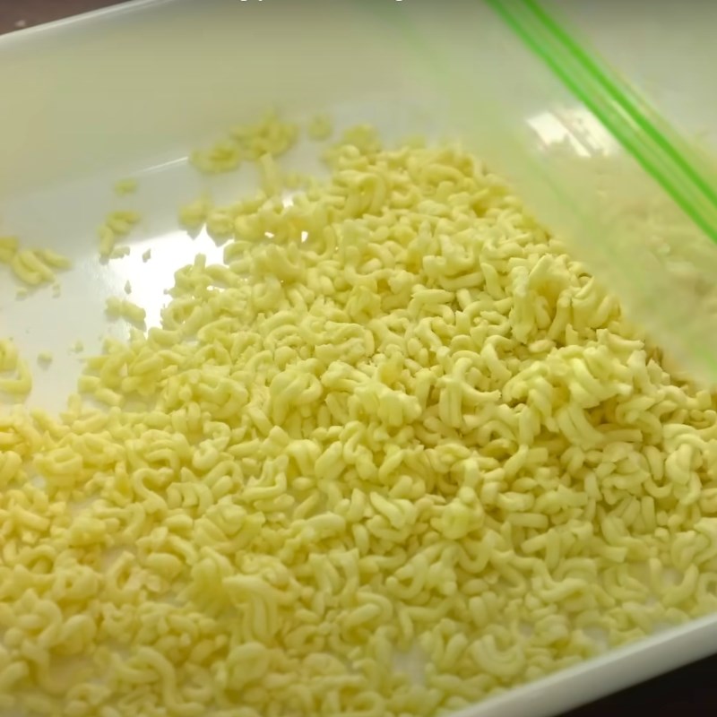 Bước 3 Sơ chế các nguyên liệu khác Xúc xích phô mai chiên