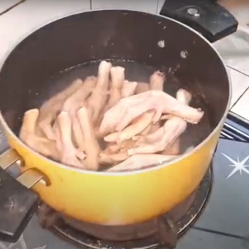 Bước 1 Sơ chế chân vịt Nộm chân vịt